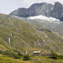 vall&eacute;e de Haute Maurienne au dessus de l'Av&eacute;role, hameau de Bessans dans les Alpes de Savoie en r&eacute;gion Auvergne-Rh&ocirc;ne-Alpes, en France en &eacute;t&eacute;