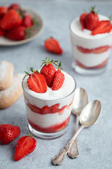 tiramisu verrines dessert crème fouettée fraises fraiches et coulis	