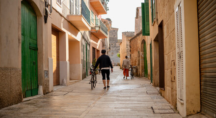 V&eacute;lo passant dans une rue d'Alcudia - Palma de Majorque