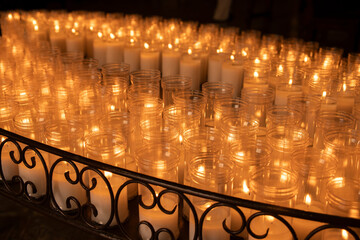 Cierges d'&eacute;glise allum&eacute;s