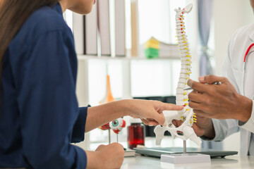 Obraz premium patient experienced pain in the spine and sought advice from a doctor so that the doctor could diagnose and treat the back pain because the back pain made it impossible for him to live his normal life