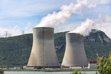 Cheminées de la Centrale nucléaire de Cruas-Meysse en Ardèche
