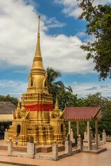 Naklejka premium Golden stupa, temple Wat Sila Ngu, Koh Samui, Thailand.