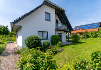 Modernes Einfamilienhaus in Wohnsiedlung