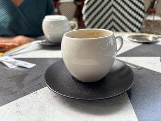 tasse à café ronde et originale sur une table décorée en noir et blanc