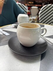 deux tasses à café rondes sur une table de brasserie, pause café