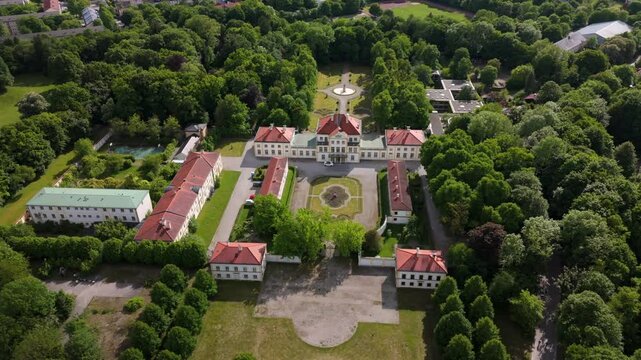 Luftaufnahme Schlossanlage Fuerstenried aus der Vogelperspektive. Historisches Jagdschloss mit symmetrischem Park im Muenchner Suedwesten. Perfekt fur Kultur und Reisethemen. Schloss Furstenried. 