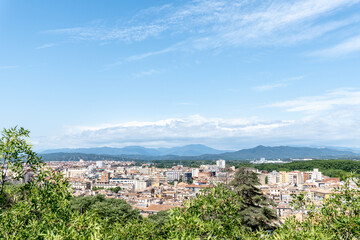 Obraz premium Landscape of Girona from the distance with mountains in the background on a nice day of summer