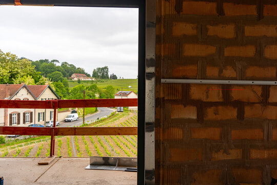 Vue de l&rsquo;int&eacute;rieur d&rsquo;une maison en construction. 
