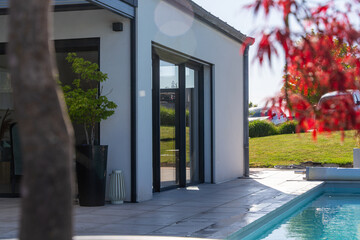 Vue extérieure d’un coin de maison, mettant en valeur l’architecture, les matériaux de...