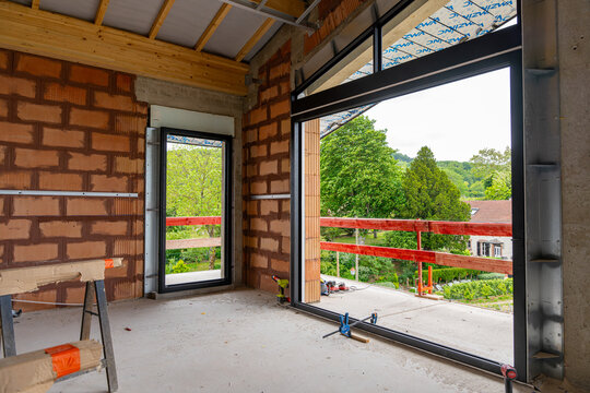 Vue de l&rsquo;int&eacute;rieur d&rsquo;une maison en construction. 