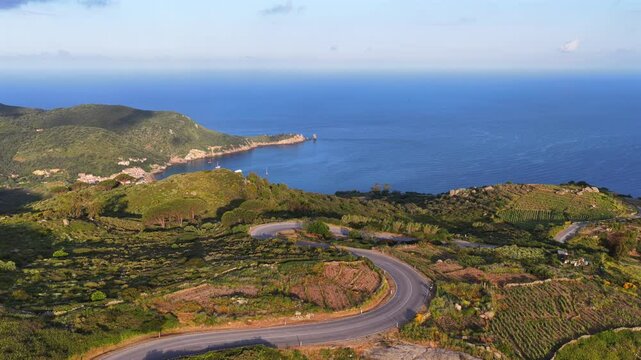 Isola del Giglio, Toscana, Italia.
Veduta aerea della strada panoramica che conduce a Giglio Campese.