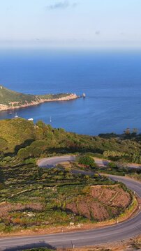 Isola del Giglio, Toscana, Italia.
Veduta aerea della strada panoramica che conduce a Giglio Campese.