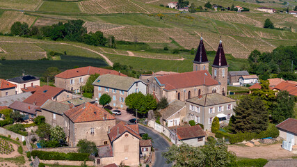 Obraz premium Paysage pittoresque du vignoble du Beaujolais autour du village de Saint Joseph au printemps