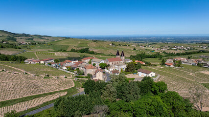 Naklejka premium Paysage pittoresque du vignoble du Beaujolais autour du village de Saint Joseph au printemps