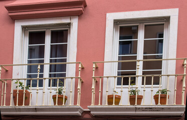 Janelas de Lisboa em prédios antigos e históricos