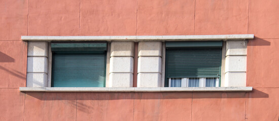 Janelas de Lisboa em prédios antigos e históricos