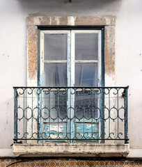 Janelas de Lisboa em prédios antigos e históricos