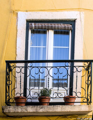 Janelas de Lisboa em prédios antigos e históricos