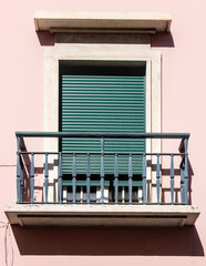Janelas de Lisboa em prédios antigos e históricos