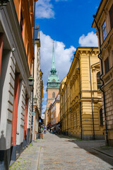 スウェーデン ストックホルムの旧市街、ドイツ教会がそびえ立つガムラスタンの街並み