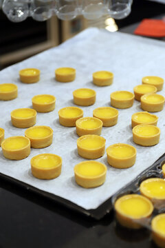 tartaletas de hojaldre reci&eacute;n elaboradas en una bandeja de pasteler&iacute;a preparadas para rellenar 