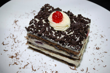 Porción de torta selva negra, chocolate y cereza