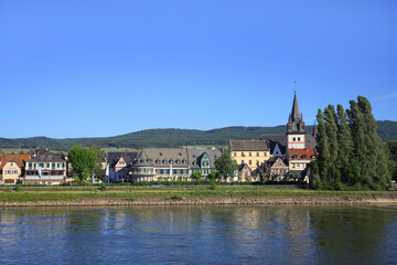 Obraz premium The town of Oestrich-Winkel on the Rhine river, Germany