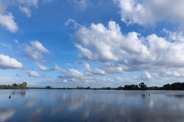 Sky and lake: reflections of blue between quiet and clouds