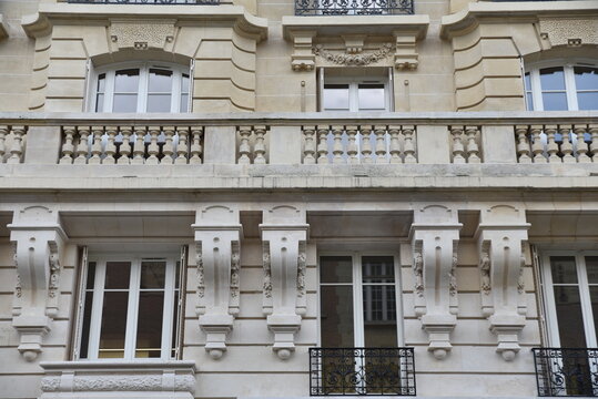 Immeuble cossu &agrave; Paris. France
