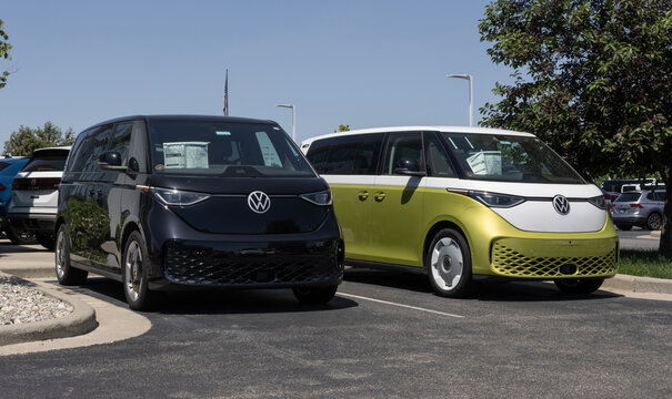 Volkswagen ID. Buzz 1st Edition and Buzz Pro S display. VW offers the ID.Buzz with up to 234 miles of driving range. MY:2025