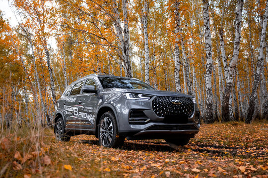 car in autumn forest Chery Tiggo 8 Pro Max is High-end smart business SUV