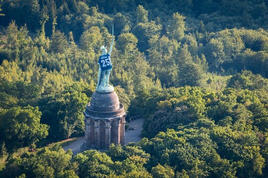 Das Hermannsdenkmal im Arminia Bielefeld Trikot zum DFB Pokalfinale aus der Luft