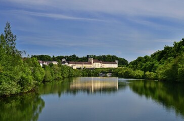 Stift Lambach im Fluss Traun verspiegelt