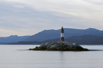 una isla con un faro de luz para embarcaciones © tomas