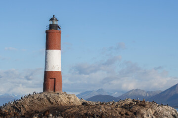 una isla con un faro de luz para embarcaciones