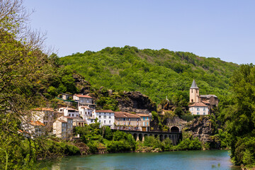 Fototapeta premium Lower town of Ambialet on the banks of the Tarn