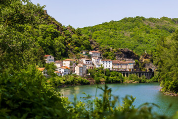 Fototapeta premium Lower town of Ambialet on the banks of the Tarn
