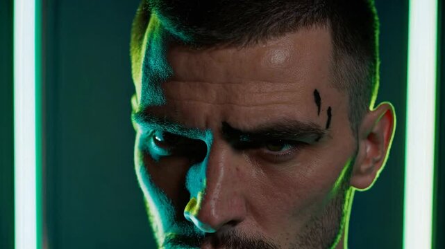 Portrait d&rsquo;un homme sous lumi&egrave;re verte intense, regard s&eacute;rieux et ambiance sombre
