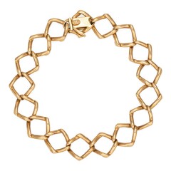 Obraz premium Luxury Gold Bracelet: Elegant Diamond-Shaped Link Chain