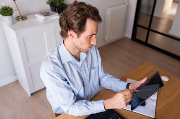 Freelancer organizing daily tasks with efficiency and motivation