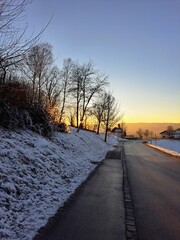 Straße in einem kleinen Dorf in Bayern bei Sonnenuntergang