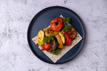 Colorful grilled vegetables arranged beautifully on a rustic plate evoke a sense of warmth and culinary creativity. Freshness and vibrant colors shine, inviting a taste adventure