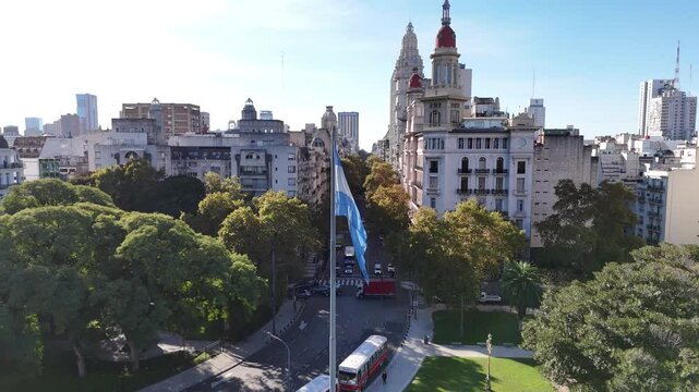 Bandera argentina flameando en el Congreso de la Naci&oacute;n, Plaza Congreso. Buenos Aires, Argentina. D&iacute;a soleado, s&iacute;mbolo patrio, turismo, historia, nacionalismo, tradici&oacute;n.