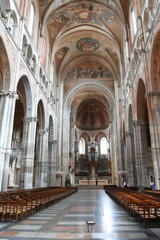 Fototapeta premium Interior de Igreja Românica: Nave e Abóbadas