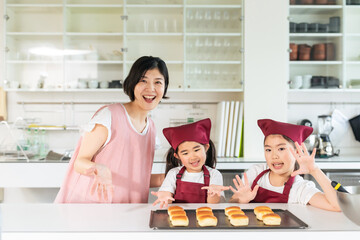 パンを焼く女の子たちと女性