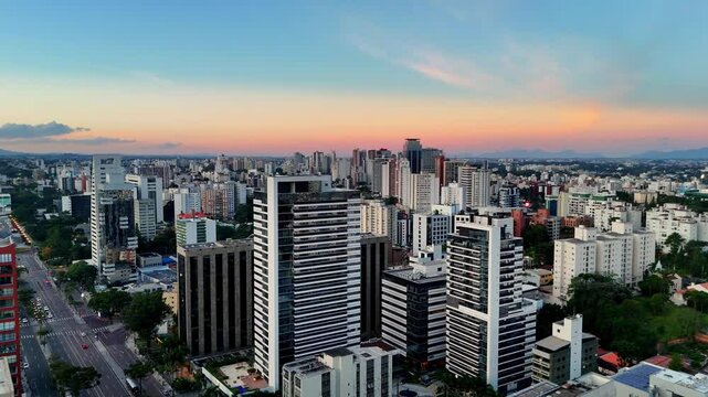 Drone Cinem&aacute;tico 4K: Horizonte Urbano ao Entardecer