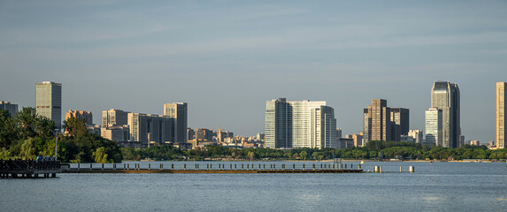 Naklejka premium Captivating City Skyline Reflected in Serene Waters at Dawn