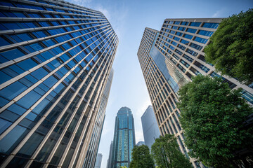 Obraz premium Captivating Urban Skyline Architecture: A Stunning Perspective of Modern Towers Against the Sky
