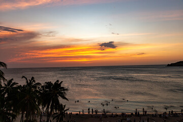 Atardecer naranja en la playa